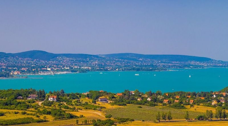 Még igencsak hűvös a Balaton vize